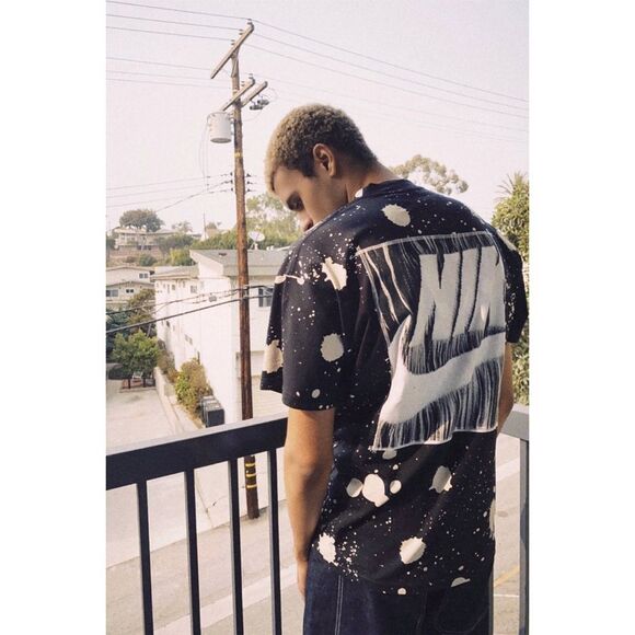 Urban Outfitters x Nike Sportswear DIY Splatter Tee - Picture 4 of 10